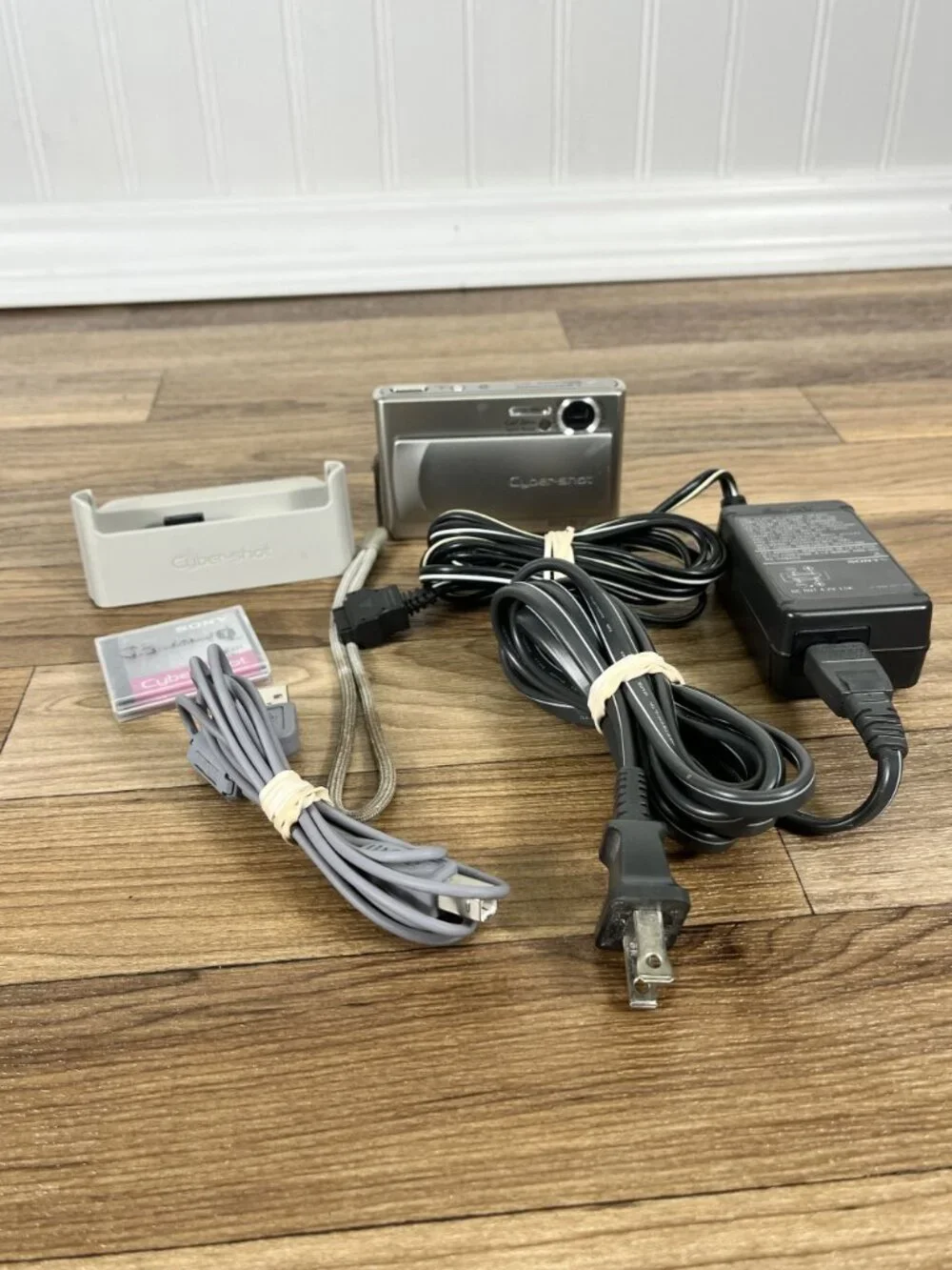 Sony Cyber-shot DSC-T1 5.0MP Digital Camera Silver Tested With Dock, Memory Card